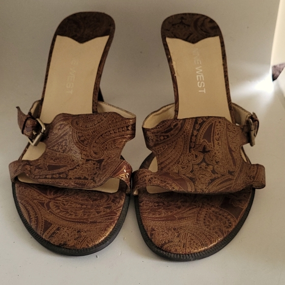 Nine West tapestry style buckle heels size 8 - Picture 2 of 6